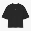 Camiseta com estampa frontal de texto minimalista "AURA" e estampa traseira de gato sentado em trono dourado, com números "+1000" ao redor.