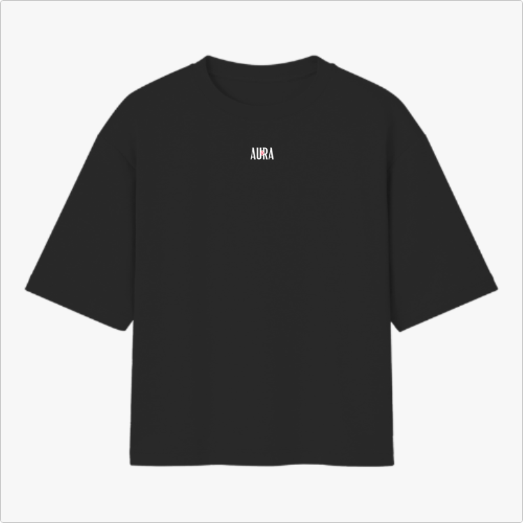 Camiseta com estampa frontal de texto minimalista "AURA" e estampa traseira de gato sentado em trono dourado, com números "+1000" ao redor.