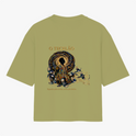 Camiseta com estampa frontal de design intrincado com elementos florais ao redor de texto e estampa traseira de figura mística centralizada com ornamentos detalhados.