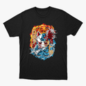 Camiseta com estampa frontal de máscara kitsune centralizada entre chamas e ondas, com kanjis japoneses e detalhes intricados de movimento e textura.