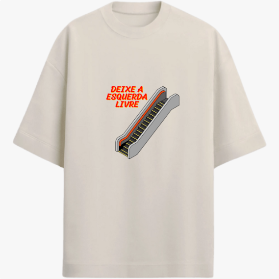 Camiseta com estampa frontal de escada rolante e frase "DEIXE A ESQUERDA LIVRE", em estilo tipográfico destacado ao lado da ilustração.
