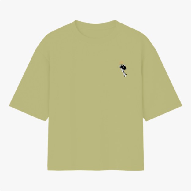 Camiseta com estampa frontal de uma estátua em preto e branco com uma coroa dourada, focando em detalhes faciais clássicos e expressivos.