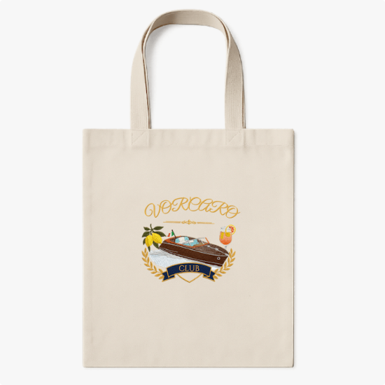 Ecobag com estampa frontal de barco clássico, flores, bebida tropical e texto "Vorcaro Club" ladeado por ramos decorativos e banner azul.