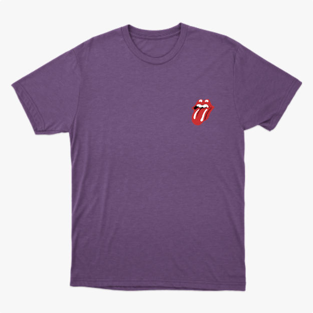 Camiseta com estampa frontal de boca com lábios entreabertos e língua para fora, criando um visual icônico e arrojado na parte superior esquerda.