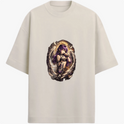 Camiseta com estampa frontal de figura angelical, equipada com armas, cercada por asas detalhadas e um halo luminoso destacando-se ao redor.