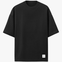 Camiseta com estampa frontal de pequeno logotipo minimalista e estampa traseira de ilustração artística de rosto masculino entrelaçado com elementos geométricos e tribais.