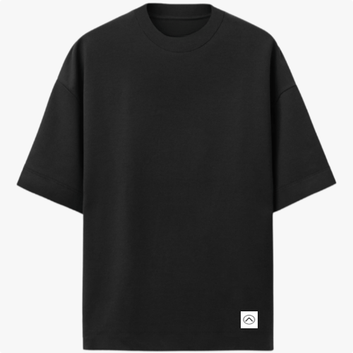 Camiseta com estampa frontal de pequeno logotipo minimalista e estampa traseira de ilustração artística de rosto masculino entrelaçado com elementos geométricos e tribais.