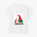 Camiseta com estampa frontal de silhueta de jogador de futebol em ação, bola à frente, cercado por outras figuras e textos em destaque.