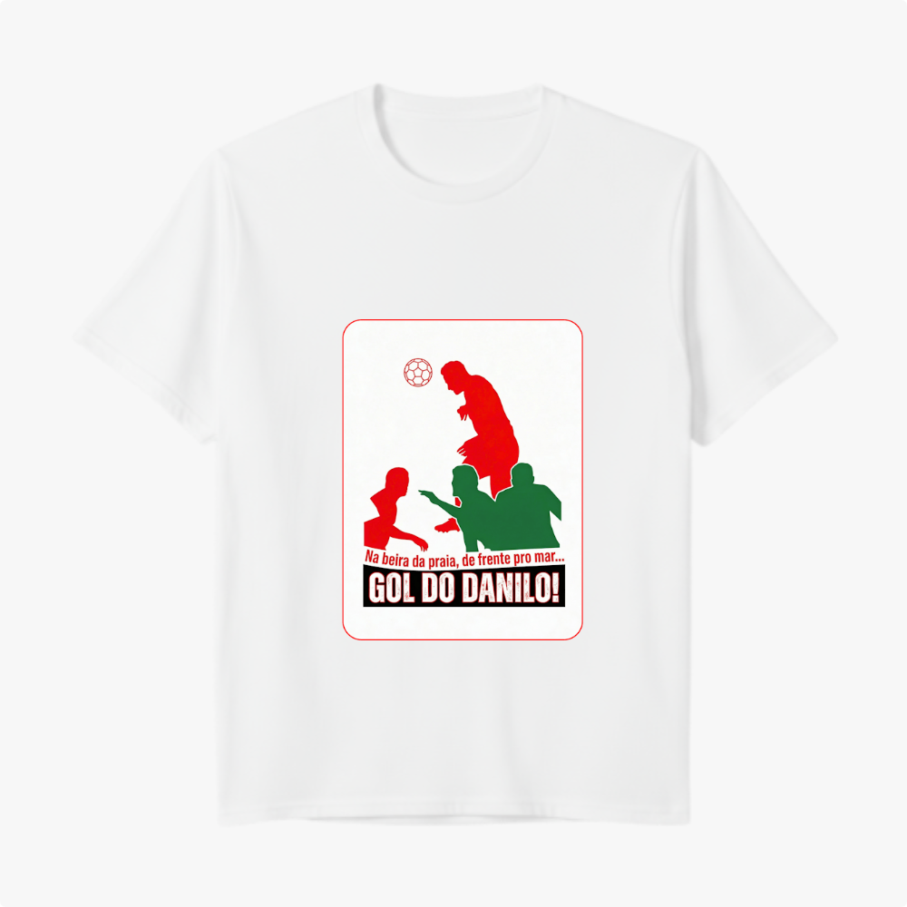 Camiseta com estampa frontal de silhueta de jogador de futebol em ação, bola à frente, cercado por outras figuras e textos em destaque.