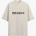 Camiseta com estampa frontal de "PITANGUI" sublinhado e estampa traseira de uma praça com árvore central, banco de madeira e placa de "PAZ E AMOR".