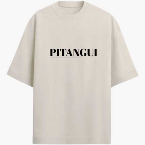 Camiseta com estampa frontal de "PITANGUI" sublinhado e estampa traseira de uma praça com árvore central, banco de madeira e placa de "PAZ E AMOR".