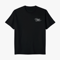 Camiseta com estampa frontal de lettering em estilo caligráfico, onde se lê uma frase composta por palavras elegantemente entrelaçadas.