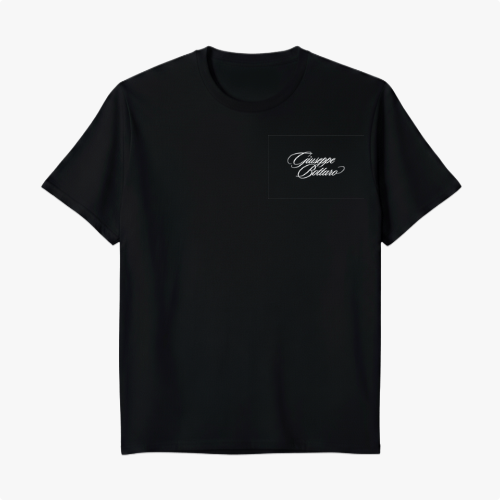 Camiseta com estampa frontal de lettering em estilo caligráfico, onde se lê uma frase composta por palavras elegantemente entrelaçadas.