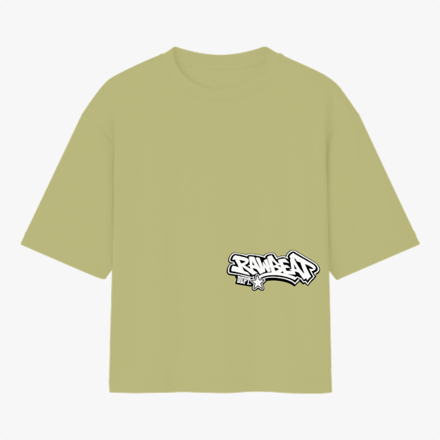 Camiseta com estampa frontal de lettering estilizado com a inscrição "Rawbeat" em fonte de graffiti, acompanhada por pequenos detalhes gráficos.