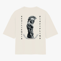 Camiseta com estampa frontal de triângulo contendo figura central simétrica e texto "LUNOVA" e estampa traseira de guerreiro ao centro com inscrições laterais.