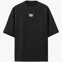 Camiseta com estampa frontal de cabeça de animal estilizada com dois olhos e estampa traseira de personagem em design geométrico acompanhada de textos e detalhes.