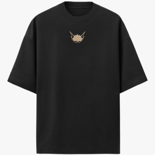 Camiseta com estampa frontal de cabeça de animal estilizada com dois olhos e estampa traseira de personagem em design geométrico acompanhada de textos e detalhes.