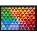 Quadro com estampa de padrão triangular em mosaico, formando pirâmides com tons variados de verde, azul, roxo, vermelho, rosa, laranja e amarelo.