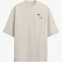Camiseta com estampa frontal de duas cabeças de gatos em estilo ilustrativo e estampa traseira de dois gatos sentados rodeados por detalhes artísticos.