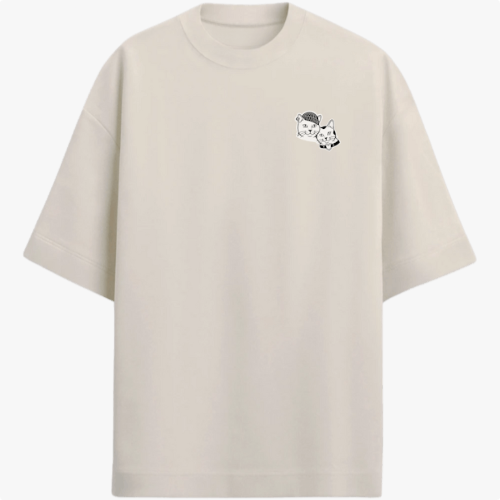 Camiseta com estampa frontal de duas cabeças de gatos em estilo ilustrativo e estampa traseira de dois gatos sentados rodeados por detalhes artísticos.