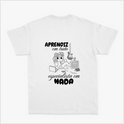 Camiseta com estampa frontal de urso dormindo sobre um crescente e estampa traseira de personagem com laptop e instrumentos musicais, texto "aprendiz em tudo, especialista em nada".