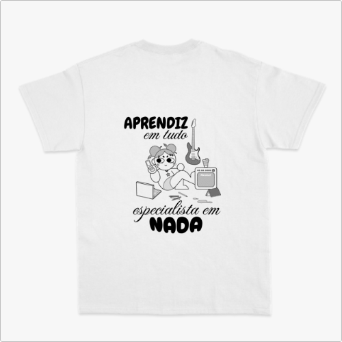 Camiseta com estampa frontal de urso dormindo sobre um crescente e estampa traseira de personagem com laptop e instrumentos musicais, texto "aprendiz em tudo, especialista em nada".
