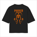 Camiseta com estampa frontal de símbolo estilizado em negrito e estampa traseira de levantador de peso musculoso com raios e texto ornamental.
