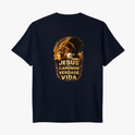 Camiseta com estampa frontal de logotipo pequeno com coroa e letras e estampa traseira de leão ao lado de cordeiro com frase "JESUS O CAMINHO VERDADE E VIDA".