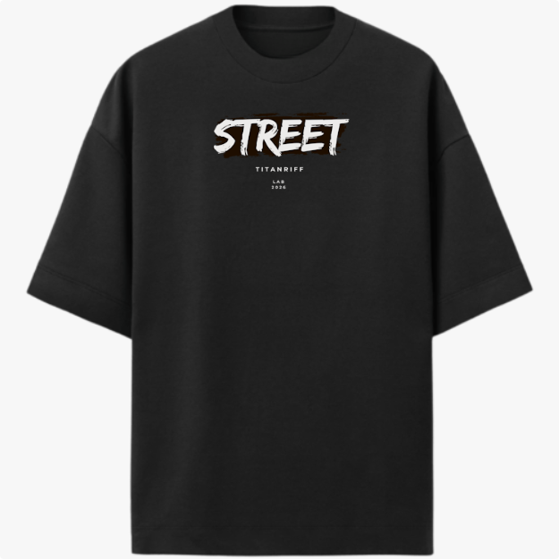 Camiseta com estampa frontal de texto estilizado "STREET" seguido por "TITANRIFF LAB 2026" com design moderno e tipografia impactante.