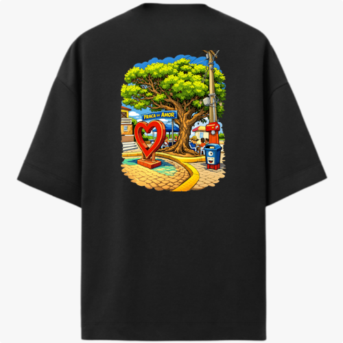 Camiseta com estampa frontal de "PITANGUI" sublinhado e estampa traseira de uma praça com árvore central, banco de madeira e placa de "PAZ E AMOR".