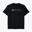 Camiseta com estampa frontal de linhas horizontais com um círculo interrompendo-as à esquerda e estampa traseira de texto pequeno centralizado próximo à gola.