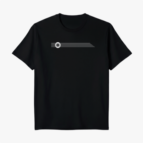 Camiseta com estampa frontal de linhas horizontais com um círculo interrompendo-as à esquerda e estampa traseira de texto pequeno centralizado próximo à gola.
