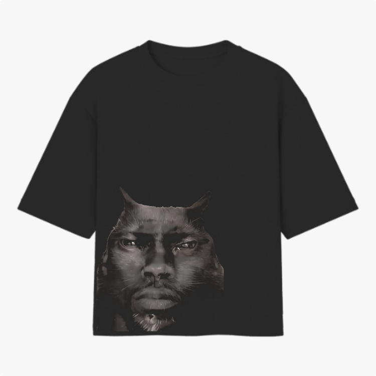 Camiseta com estampa frontal de uma fusão intrigante entre rosto humano e felino, destacando olhos penetrantes e orelhas pontudas em um contraste impactante.
