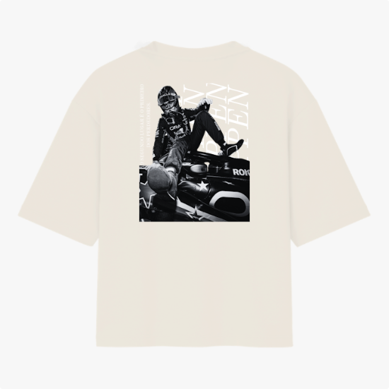 Camiseta com estampa frontal de logo estilizado e estampa traseira de piloto sobre carro de corrida com textos verticais e grandes letras diagonais.