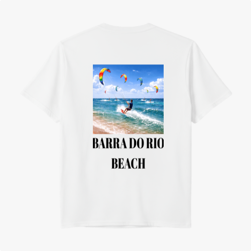 Camiseta com estampa frontal de ícone minimalista e estampa traseira de praia com praticantes de kitesurf em cena ao mar, acompanhada da frase "Barra do Rio Beach".