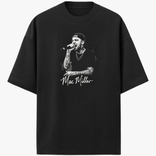 Camiseta com estampa frontal de um artista cantando no microfone, vestindo boné e camisa preta, destacando tatuagens nos braços e autógrafo abaixo.