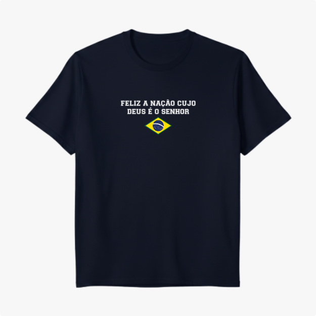 Camiseta com estampa frontal de texto "Feliz a nação cujo Deus é o Senhor" acima de um símbolo nacional e estampa traseira de "Salmos 33 12".