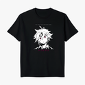Camiseta com estampa frontal de personagem de anime com cabelos espetados e expressão séria, acompanhada por frase e texto em idioma oriental logo abaixo.