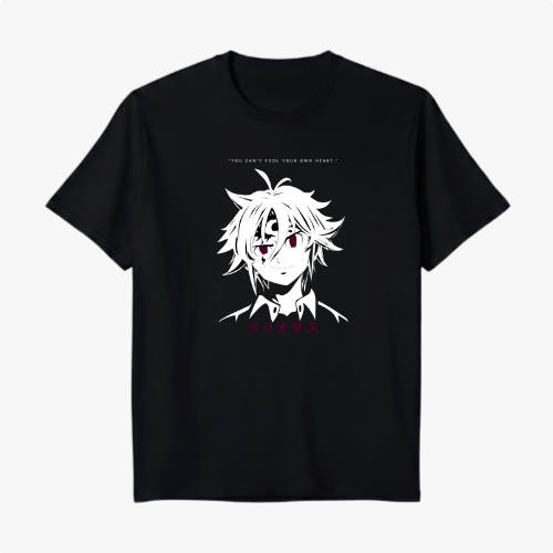 Camiseta com estampa frontal de personagem de anime com cabelos espetados e expressão séria, acompanhada por frase e texto em idioma oriental logo abaixo.