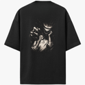 Camiseta com estampa frontal de desenho minimalista de pássaros em voo e estampa traseira de figura sombria com sorriso largo e homem pensativo ao centro.