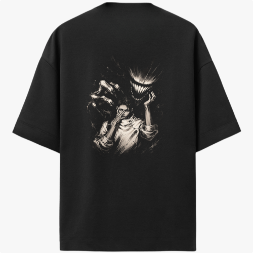 Camiseta com estampa frontal de desenho minimalista de pássaros em voo e estampa traseira de figura sombria com sorriso largo e homem pensativo ao centro.