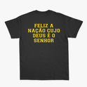 Camiseta com estampa frontal de bandeira do Brasil e "SALMOS 33, 12", e estampa traseira de texto "FELIZ A NAÇÃO CUJO DEUS É O SENHOR".