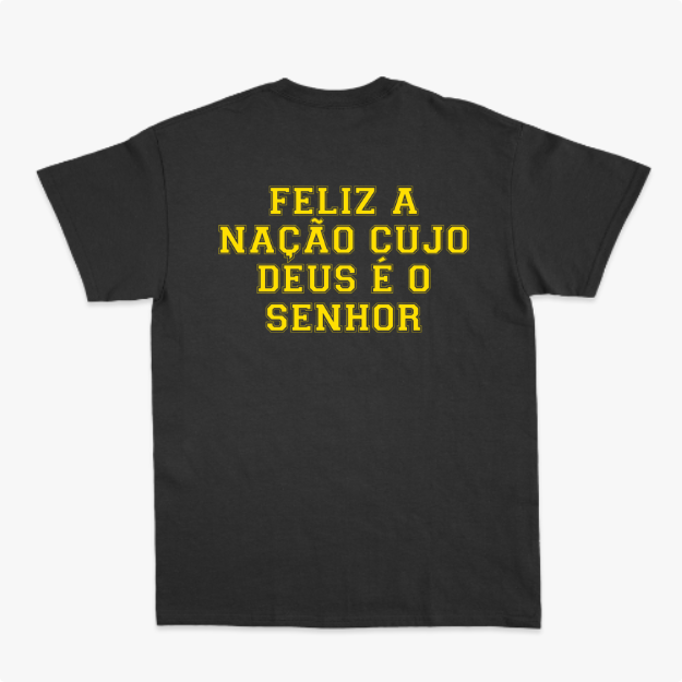 Camiseta com estampa frontal de bandeira do Brasil e "SALMOS 33, 12", e estampa traseira de texto "FELIZ A NAÇÃO CUJO DEUS É O SENHOR".