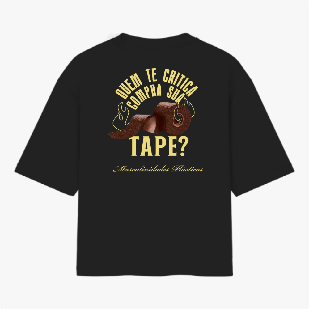 Camiseta com estampa frontal de símbolo abstrato com pontas estilizadas e estampa traseira de texto criativo sobre imagem de fita em tom audacioso.