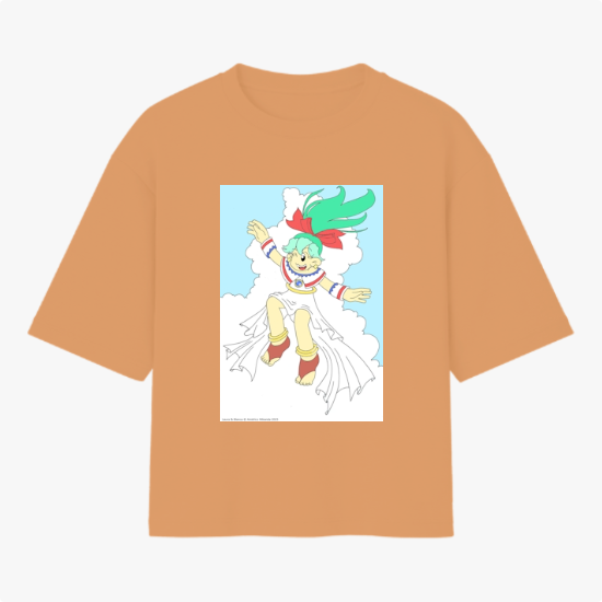 Camiseta com estampa frontal de personagem animado de cabelo verde e fita vermelha, flutuando em pose alegre sobre nuvens com fundo azul claro.