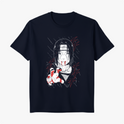 Camiseta com estampa frontal de personagem de anime com cabelo longo, expressão séria e sangue nas mãos, cercado por linhas diagonais e detalhes vermelhos.