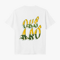 Camiseta com estampa traseira de texto em grafite estilizado, letras em negrito com contorno dinâmico, criando um efeito tridimensional e impactante.