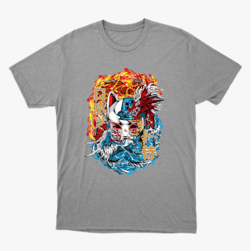 Camiseta com estampa frontal de máscara kitsune centralizada entre chamas e ondas, com kanjis japoneses e detalhes intricados de movimento e textura.