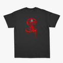 Camiseta com estampa frontal de texto estilizado "No Mercy Club" com efeito de gotejamento e estampa traseira de cobra ameaçadora também com gotejamento.