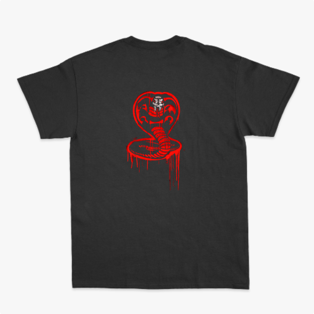 Camiseta com estampa frontal de texto estilizado "No Mercy Club" com efeito de gotejamento e estampa traseira de cobra ameaçadora também com gotejamento.